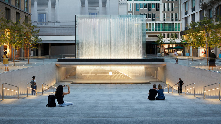 Apple-piazza-liberty Piazza-center-steps 07242018