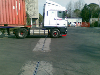 Piazzale logistico di industria italiana