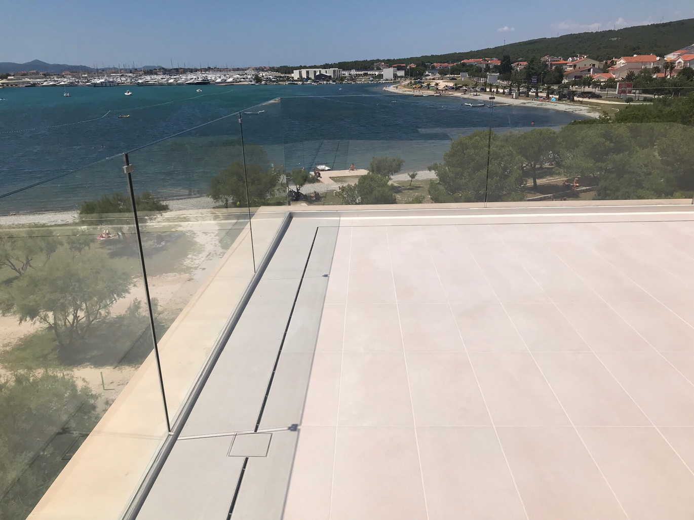 Immagine_Canalette a fessura ACO Slot 8 ACO Slot 8, canalette a fessura in acciaio inox per terrazzi, balconi, piscine
