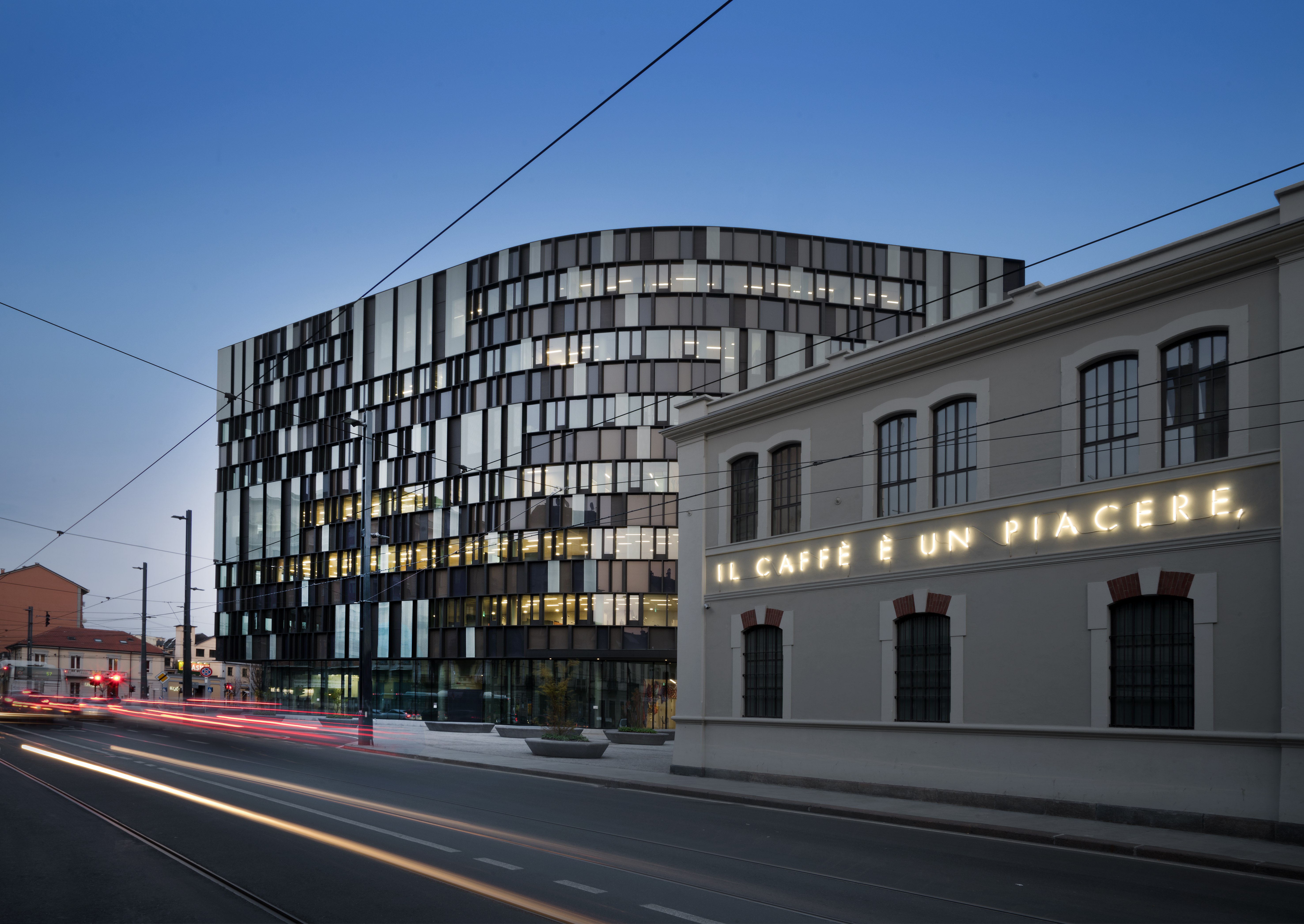 Nuvola_Lavazza_-_Esterno_del_Museo_Lavazza__sullo_sfondo_l_Headquarter__c_AndreaMartiradonna.jpg
